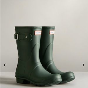Size 7 mid calf Hunter rain boots